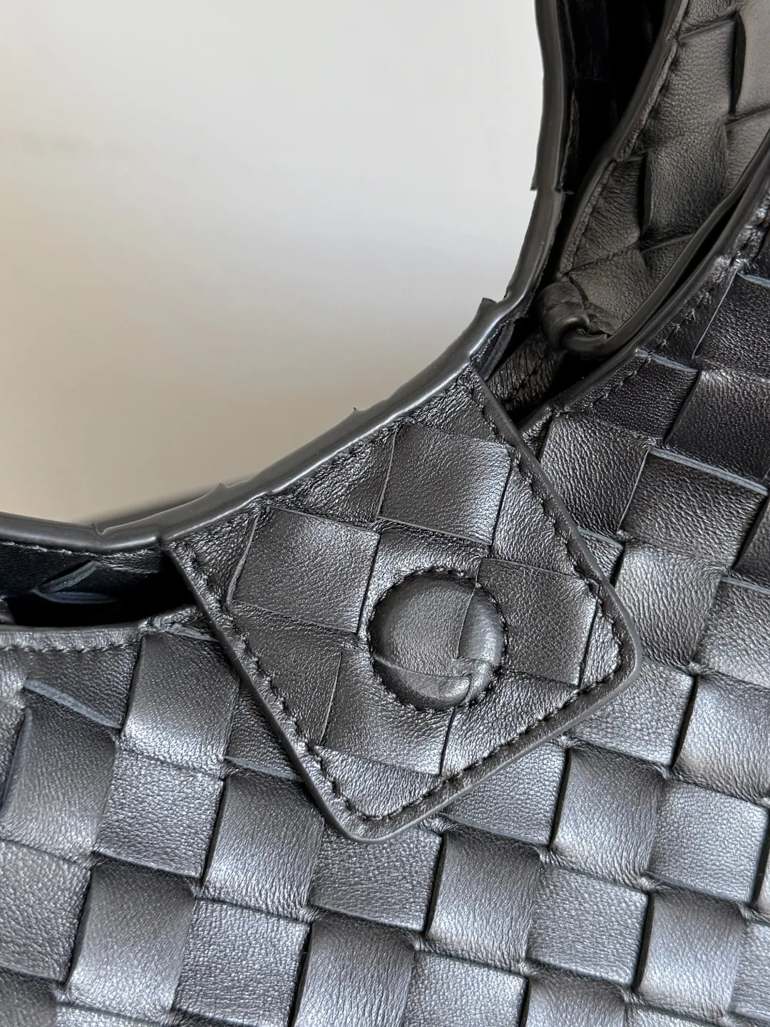 Batch 2160 new products are coming! BOTTEGA VENETA Bottega Veneta's 2025 new Campana shoulder bag is on the market~ First of all, I would like to praise the weight of this bag. As a not too small bag, it is very light for daily use. For people like me who need to carry a lot of belongings when going out, this advantage is great, and it greatly reduces the burden of traveling. 🛍️The shape is a bit like a combination of parachute and jodie. The blunt triangle shape is cute and honest. Carrying it on your back when going shopping is a good mood accelerator. The handles and body of the bag are both classic weaves. A tie is added to the original open design. If it is not tied up, the bag will look like a small vegetable basket when carried. Style number: 844249 Size: 33*20*16.5cm